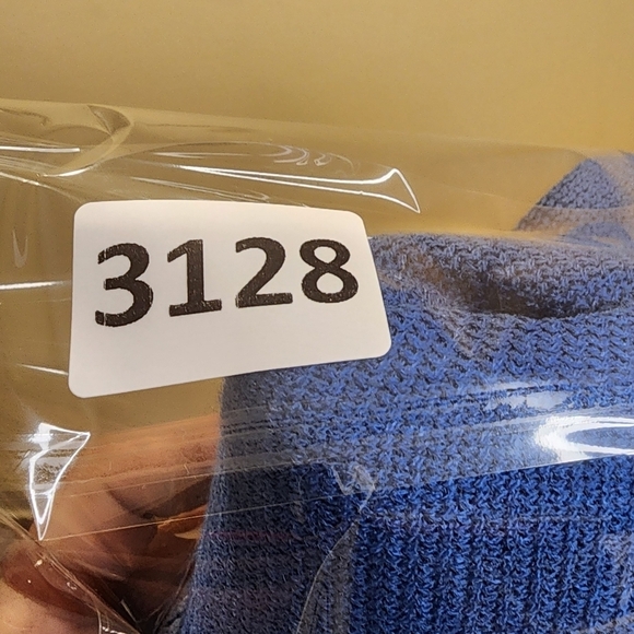 KEVIA Large 100% Acrylic Blue Poncho - Picture 10 of 10